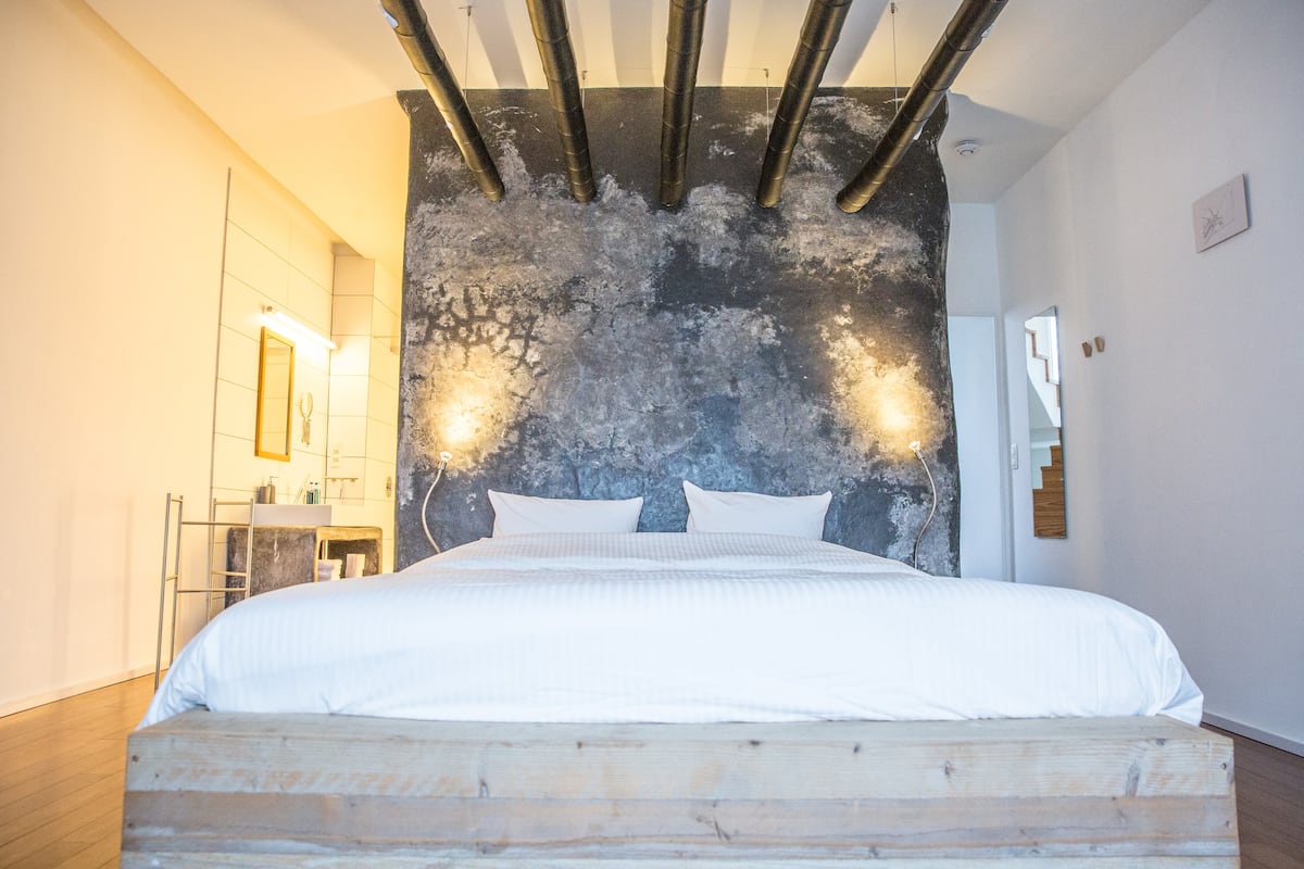 ROOM 1